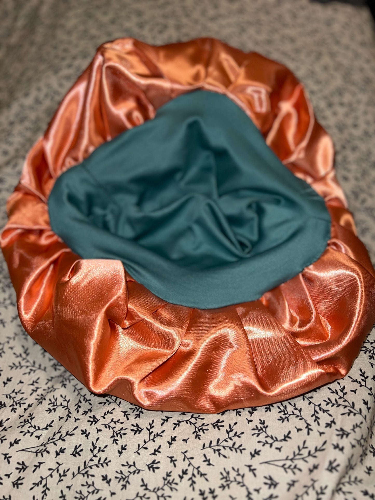 Green/peach reversible bonnet